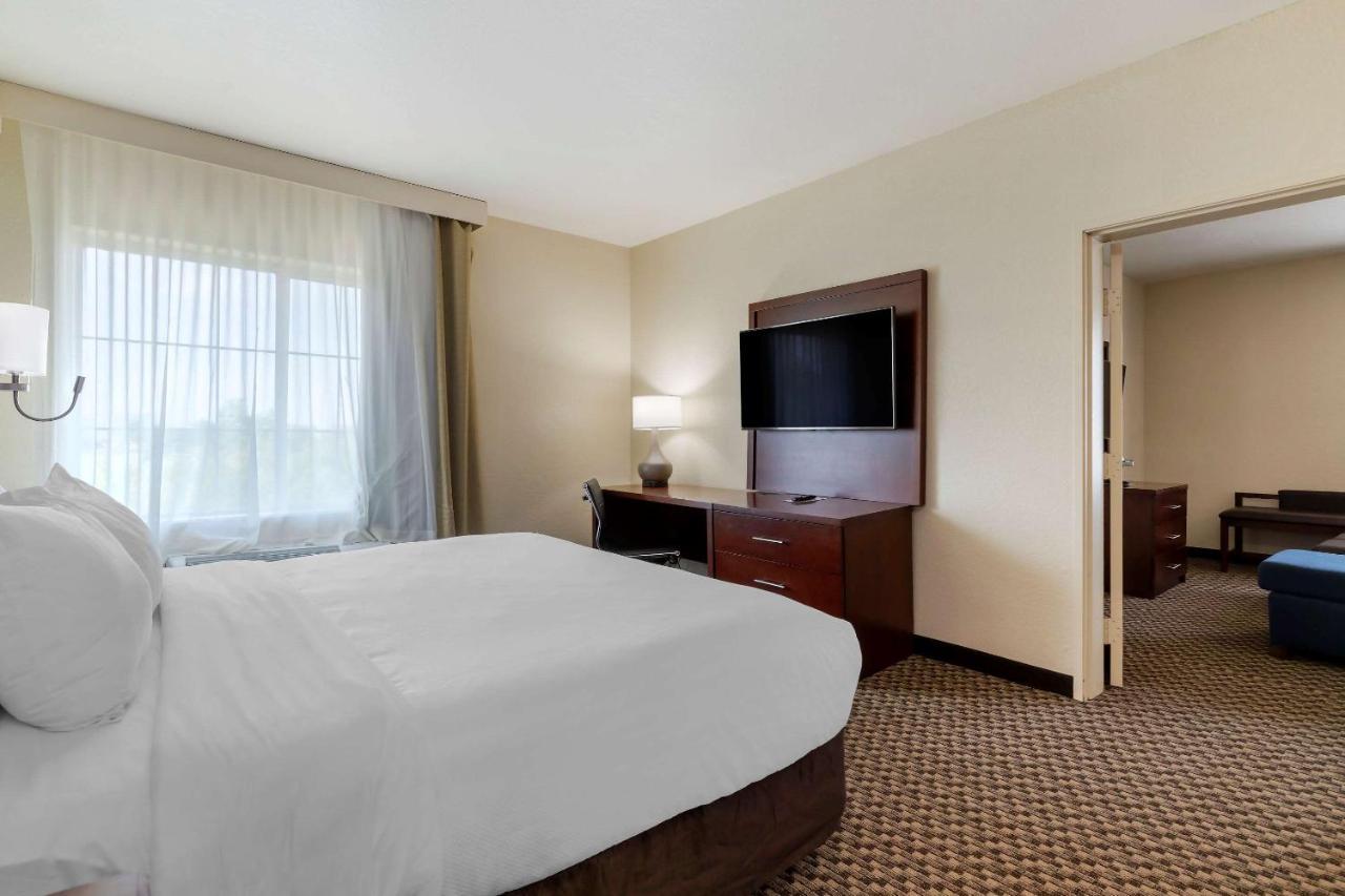 Comfort Inn & Suites Near Six Flags & Medical Center Сан Антонио Екстериор снимка