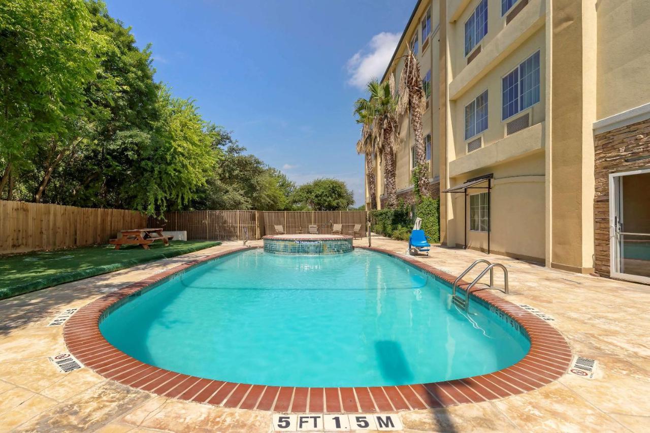 Comfort Inn & Suites Near Six Flags & Medical Center Сан Антонио Екстериор снимка