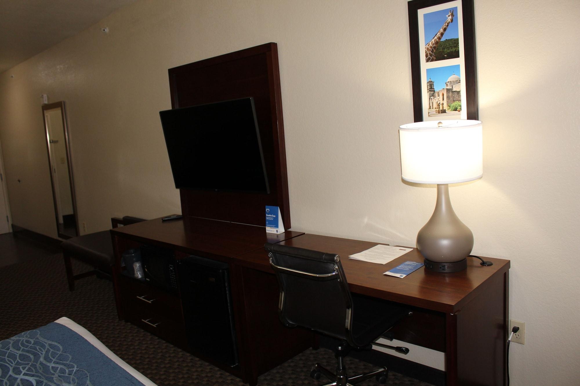 Comfort Inn & Suites Near Six Flags & Medical Center Сан Антонио Екстериор снимка