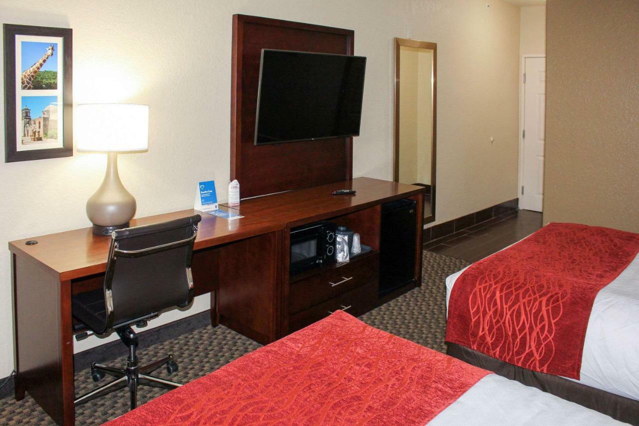 Comfort Inn & Suites Near Six Flags & Medical Center Сан Антонио Екстериор снимка